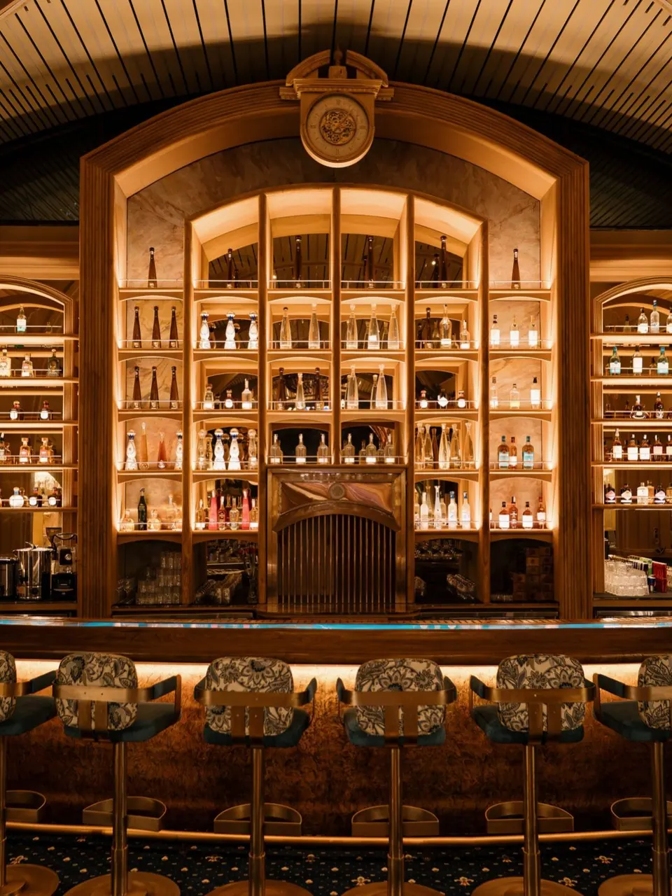Rak botol bercahaya di bar Babylon